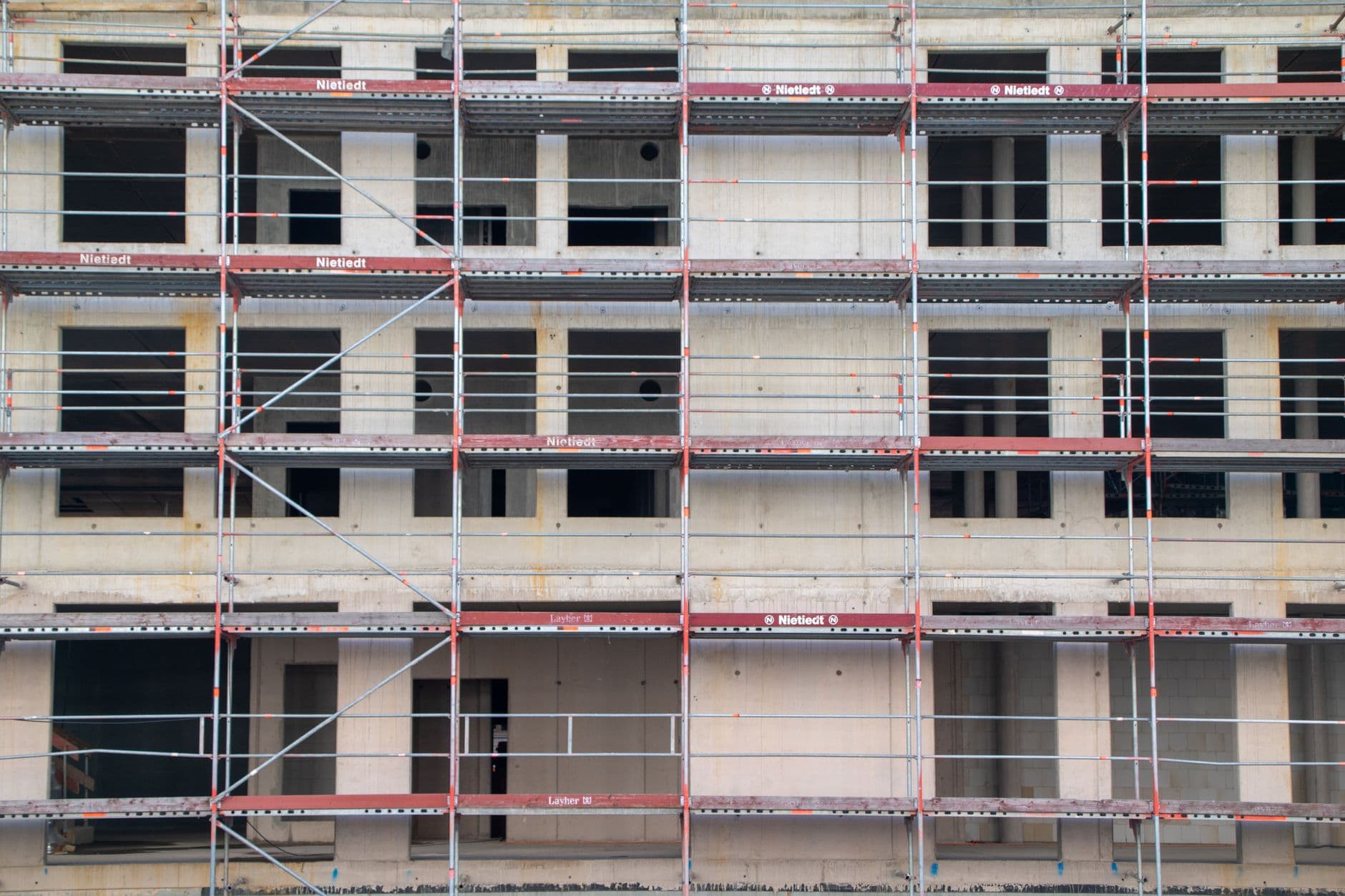Baugerüst an einem Rohbau – Hochbau durch die Ralexa GmbH